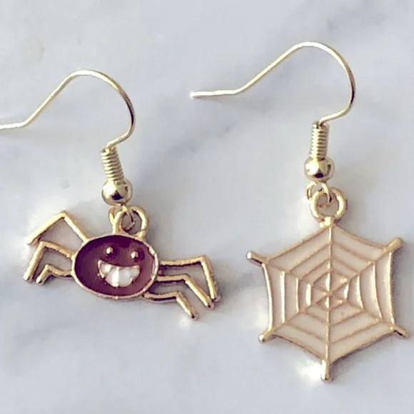 Mismatched Halloween Spider and Web Earrings - Picture 1 of 4